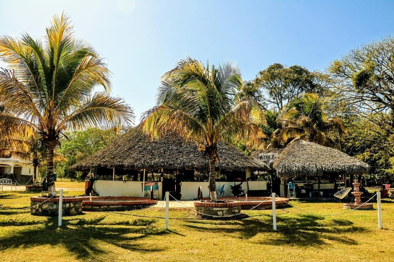 Hotel Y Restaurante El Texano 타마소포 외부 사진